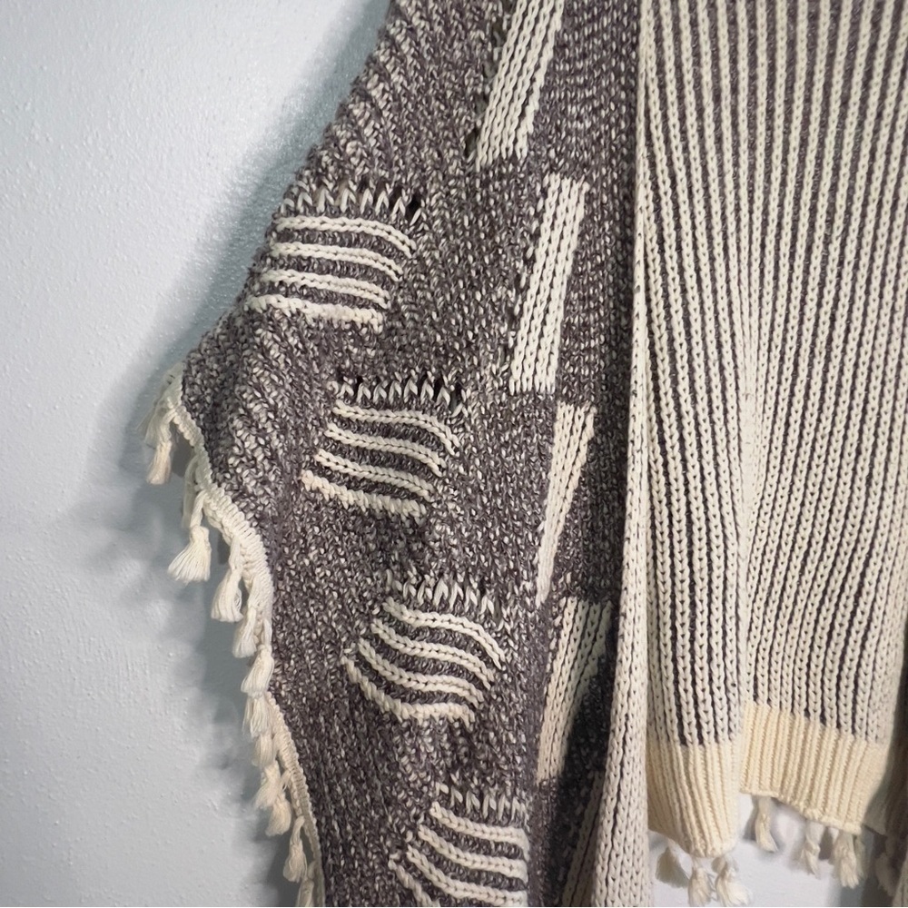 Anthropologie knitted poncho/shawl, cream & brown w/cream fringe, OS, Preowned. - Picture 2 of 7